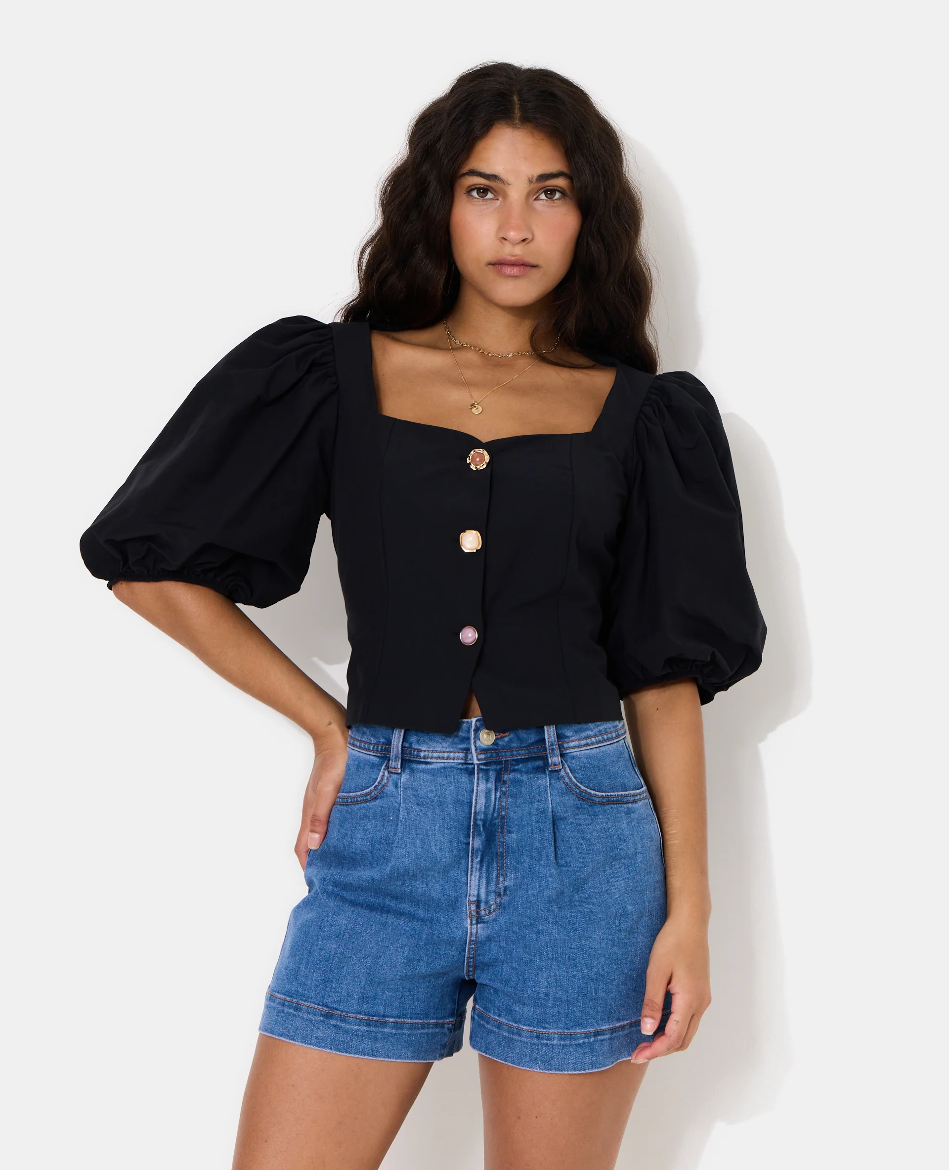 Blouse cintrée manches ballons boutons pierres