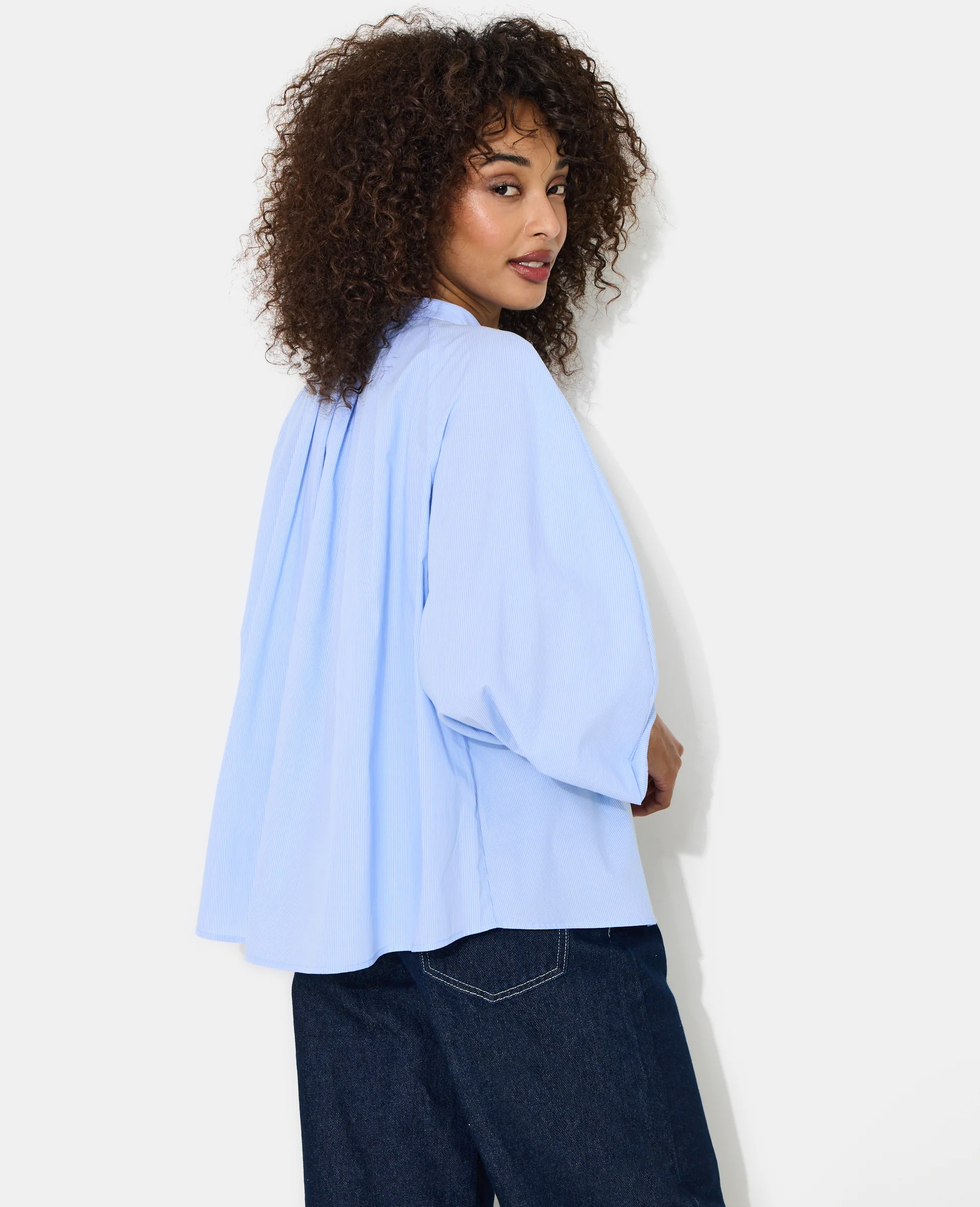 Blouse rayée avec pinces et manches ballons - Image 6