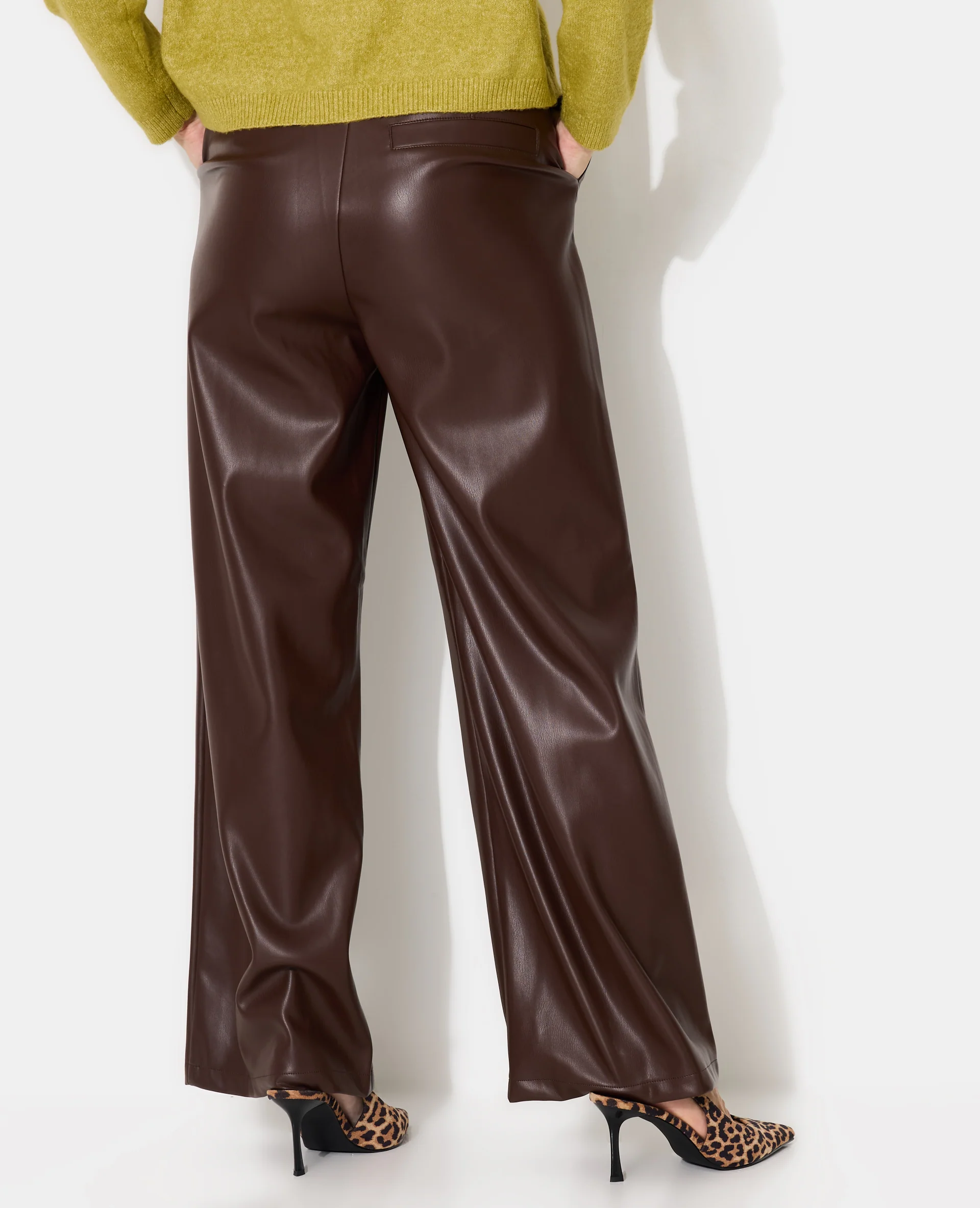 Pantalon droit en simili avec sur piqûres - Image 6