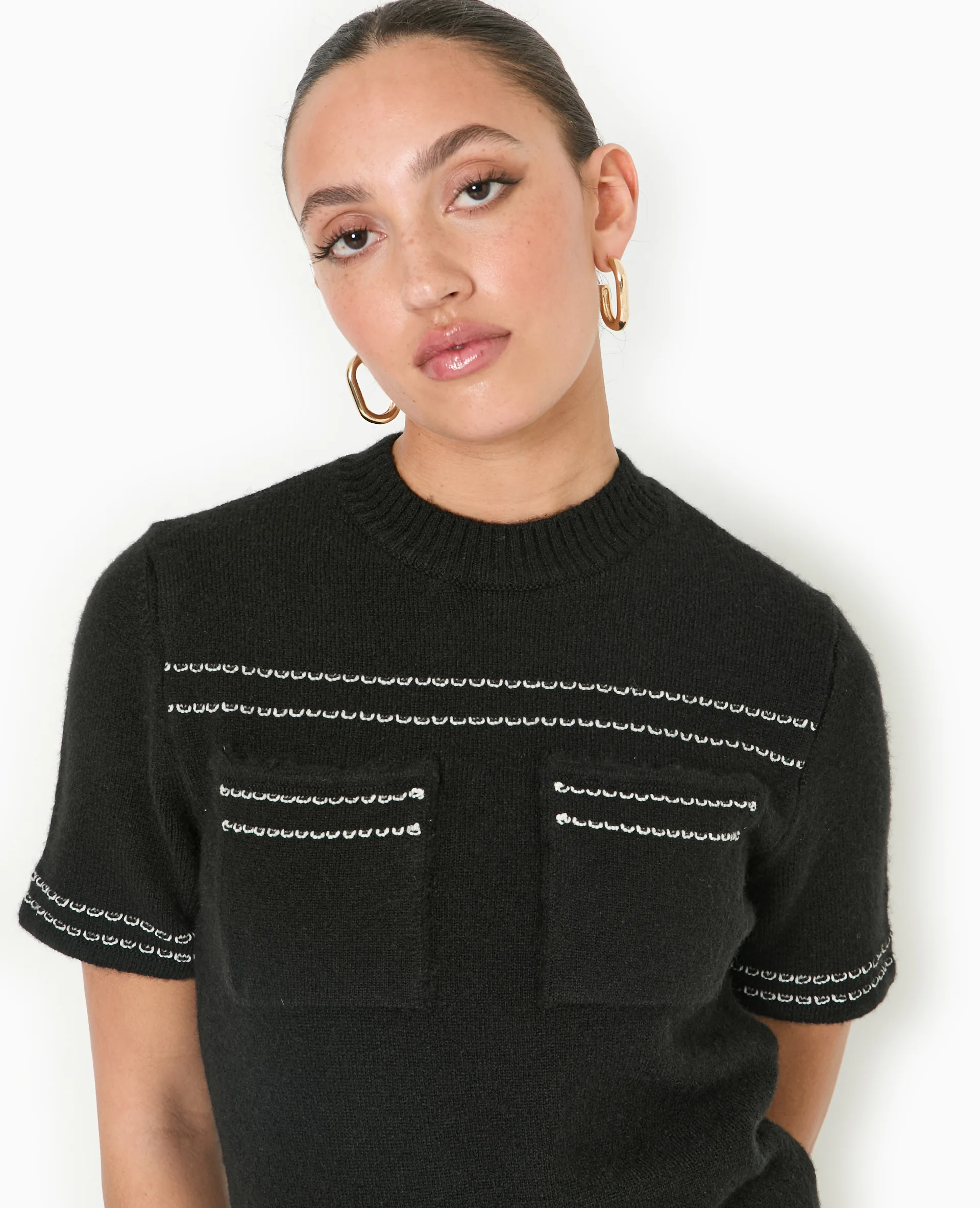 Robe courte en maille avec détails contrastés - Image 3