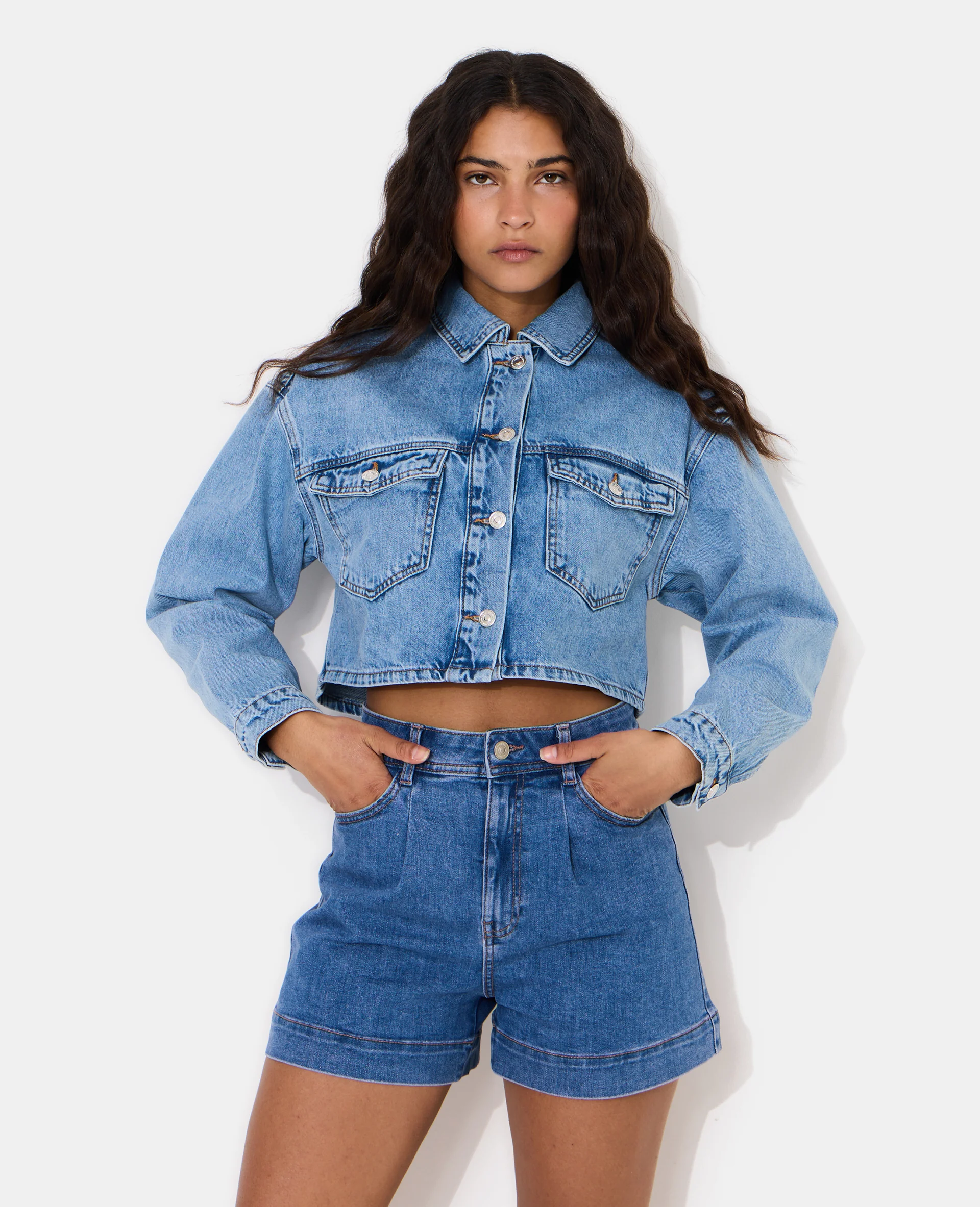 Veste courte en jean avec étoile et clous