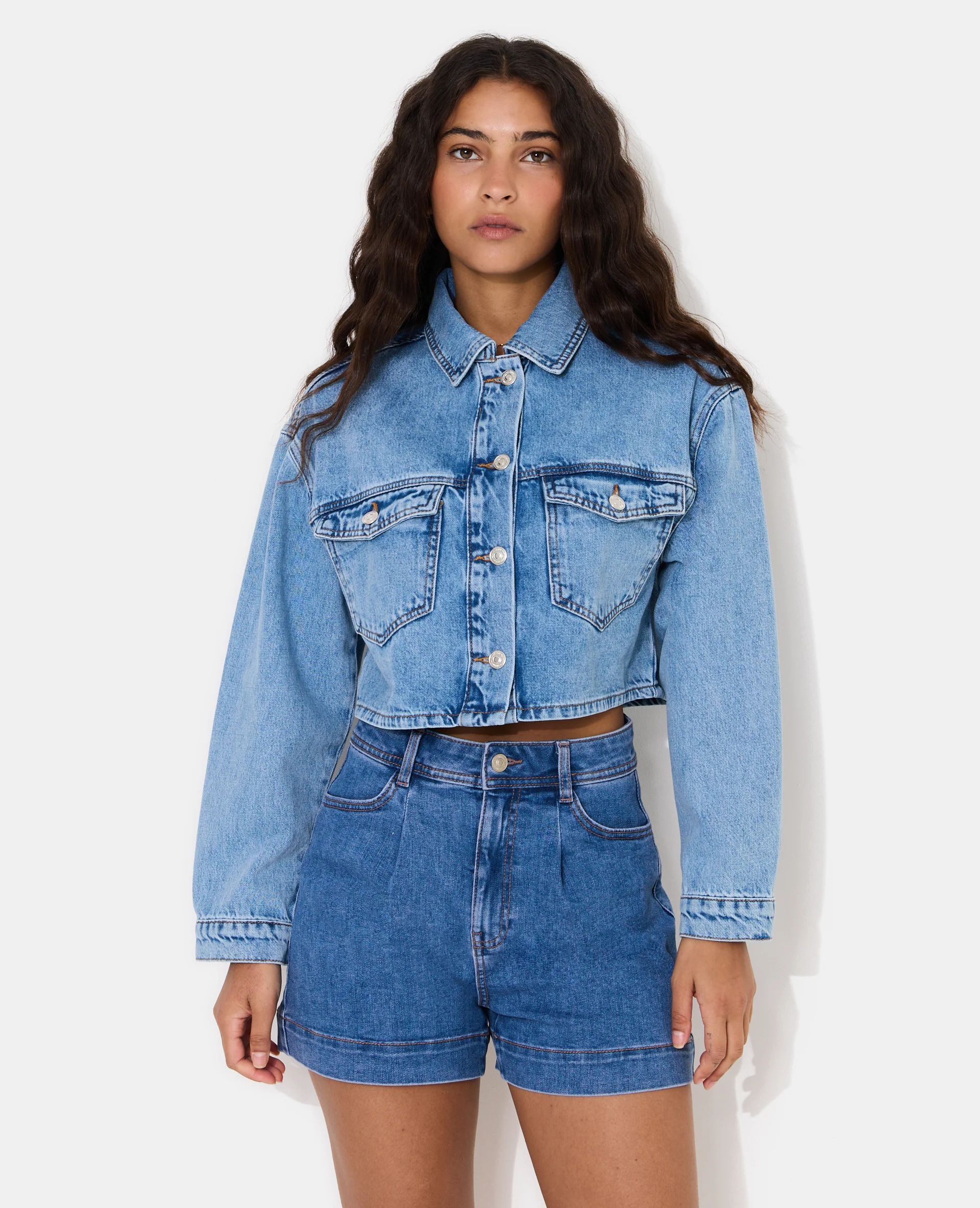 Veste courte en jean avec étoile et clous - Image 5