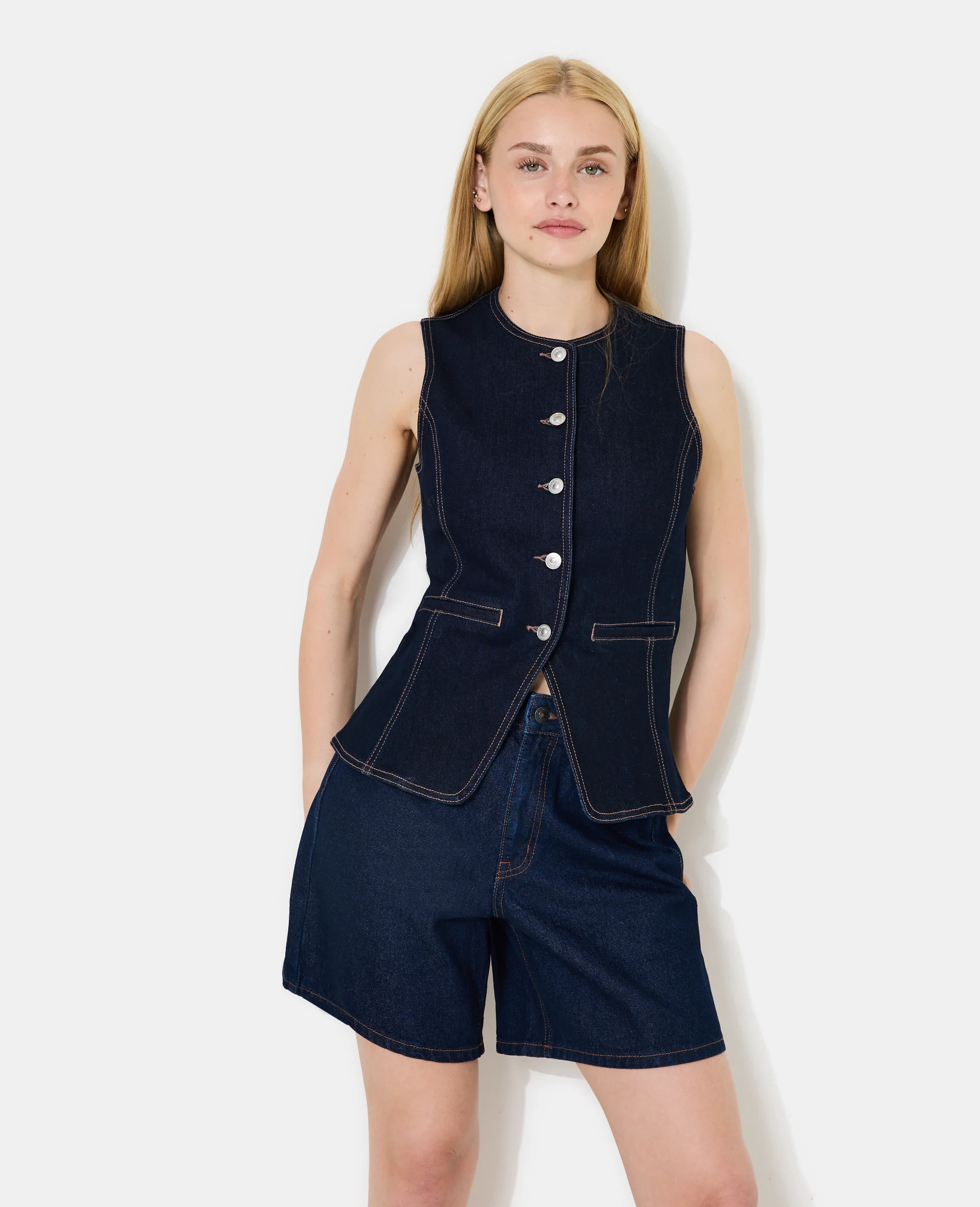 Veste sans manches en jean façon gilet barman