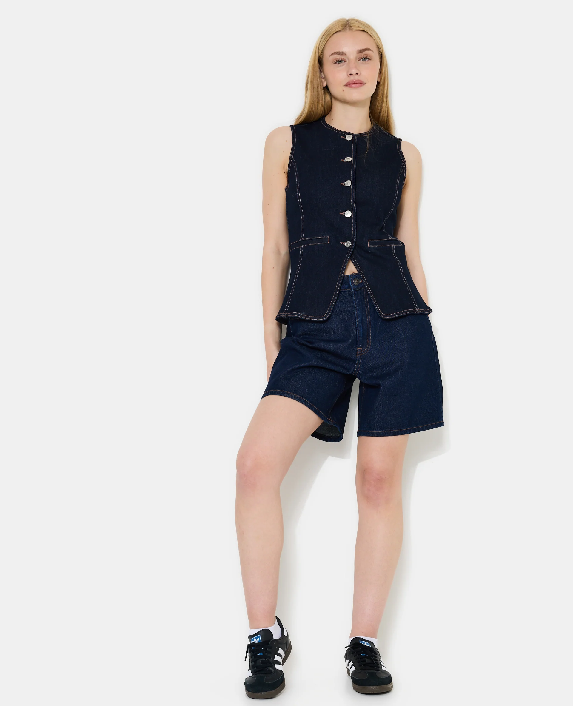 Veste sans manches en jean façon gilet barman - Image 3