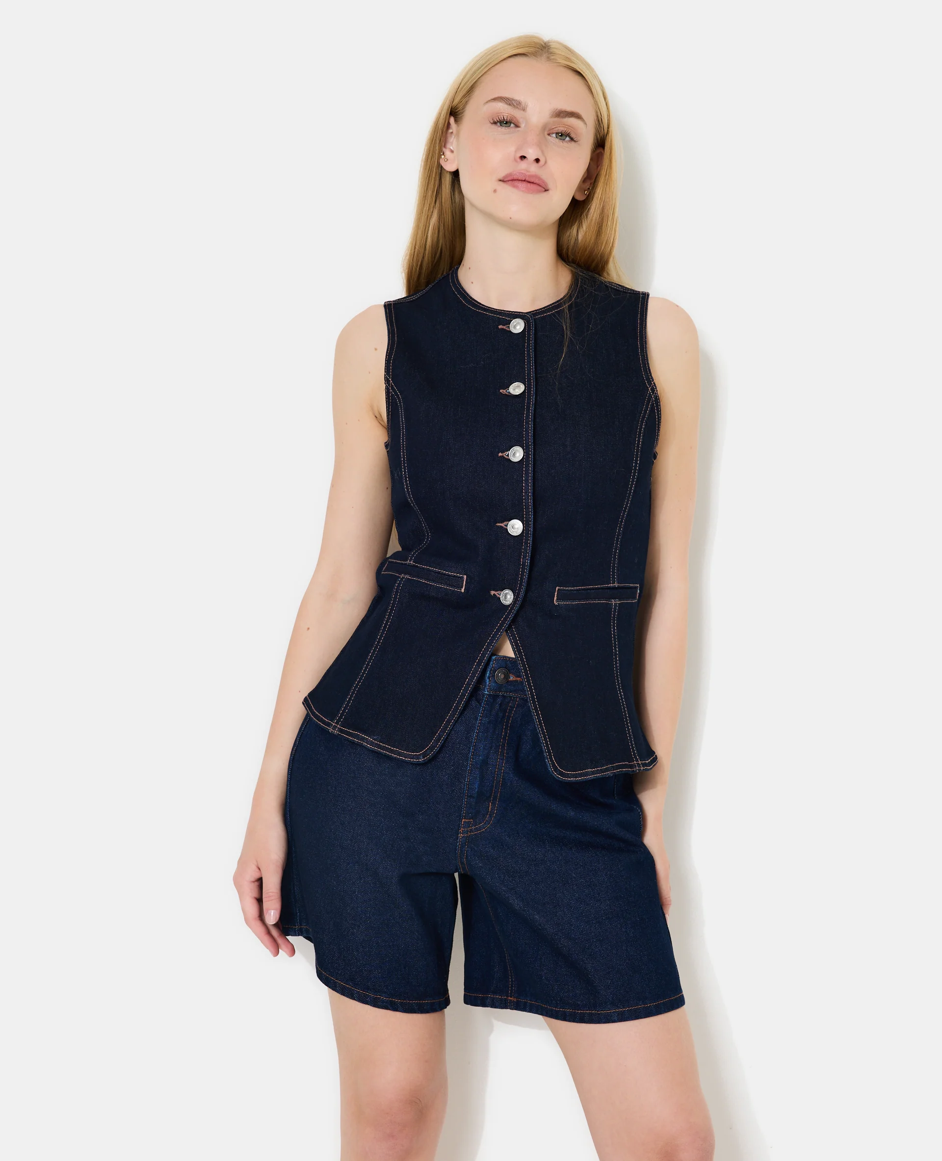 Veste sans manches en jean façon gilet barman - Image 5