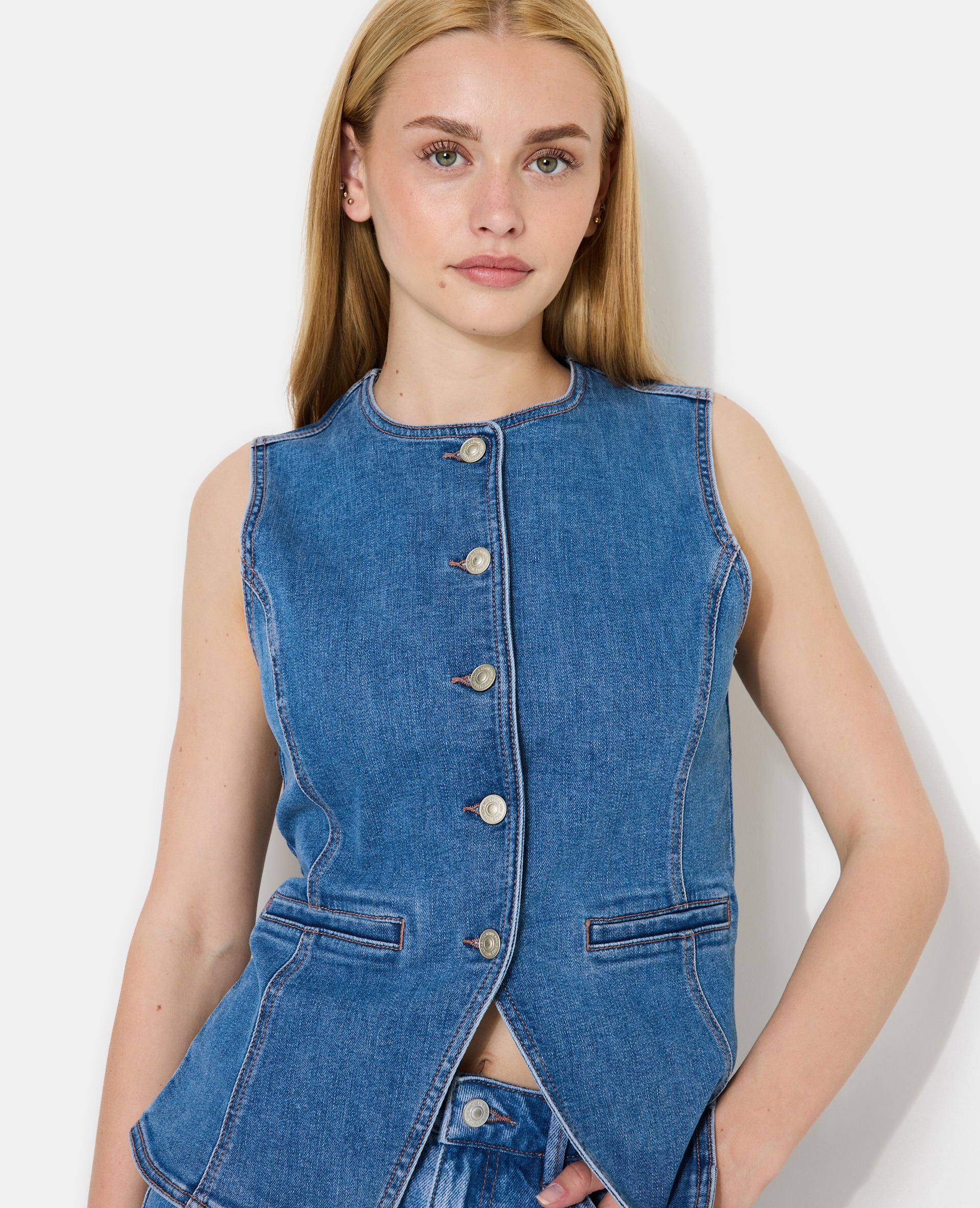 Veste sans manches en jean façon gilet barman - Image 2
