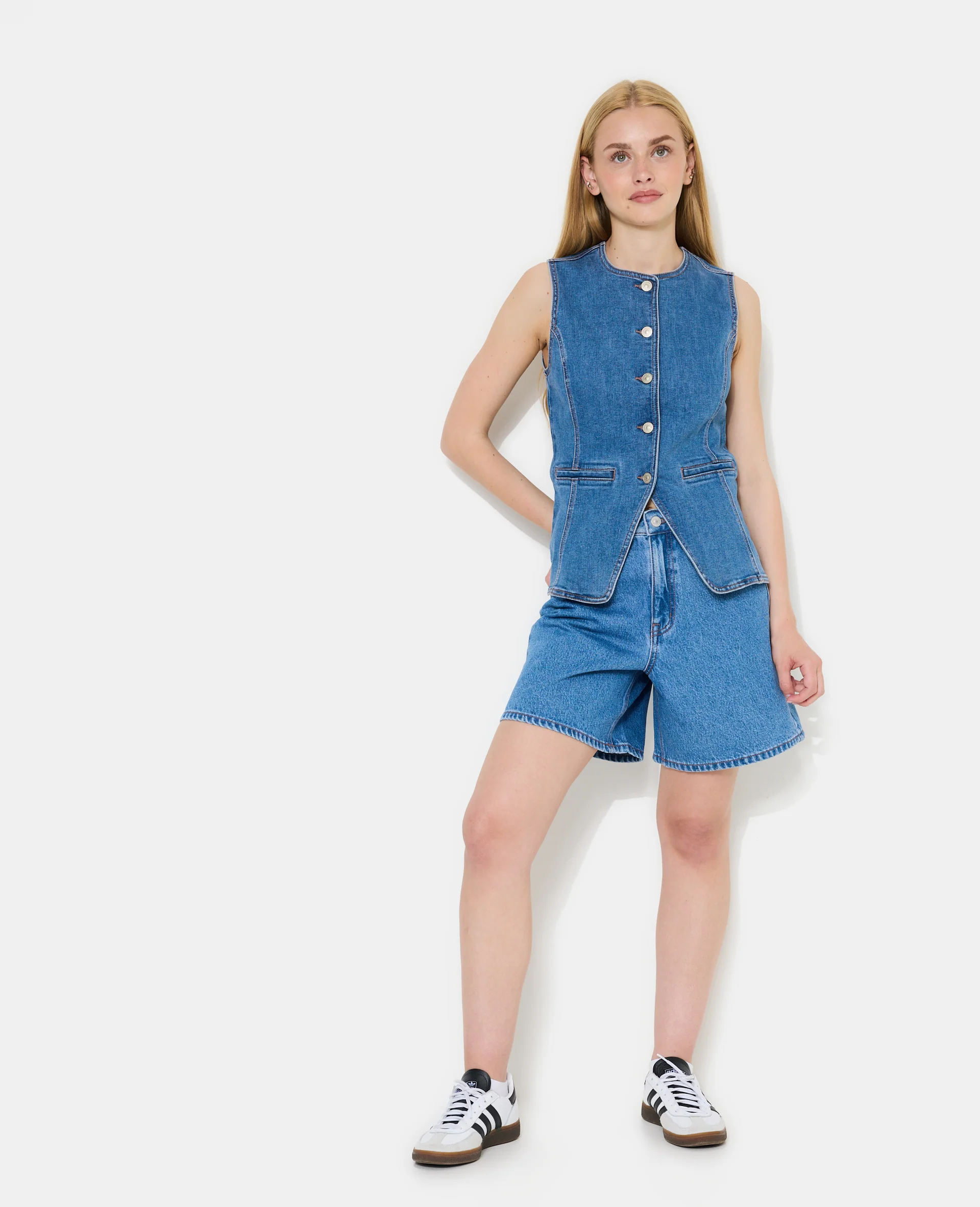 Veste sans manches en jean façon gilet barman - Image 3